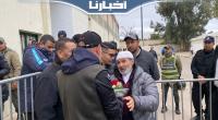التفاتة إنسانية من مدرب الجيش الملكي تجاه مسن مكفوف في مباراة الرجاء
